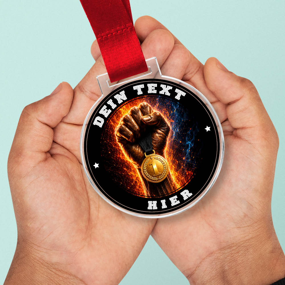 Signature Medaille Erster Platz in Händen als Größenvergleich