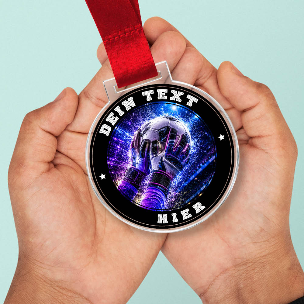 Signature Medaille Beste Torhüterin in Händen als Größenvergleich