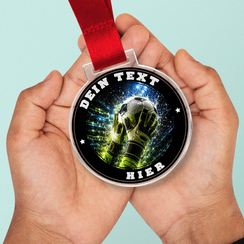 Signature Medaille Bester Torwart in Händen als Größenvergleich