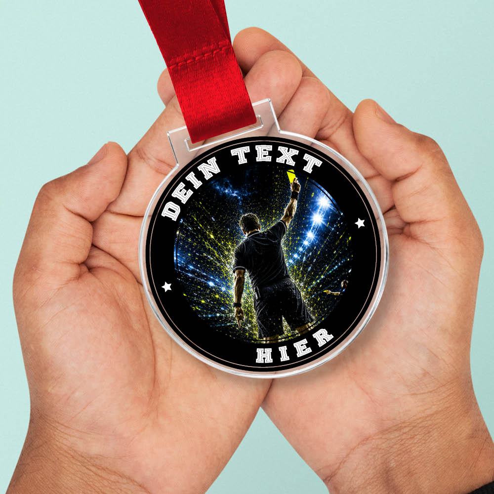 Signature Medaille Bester Schiedsrichter in Händen als Größenvergleich