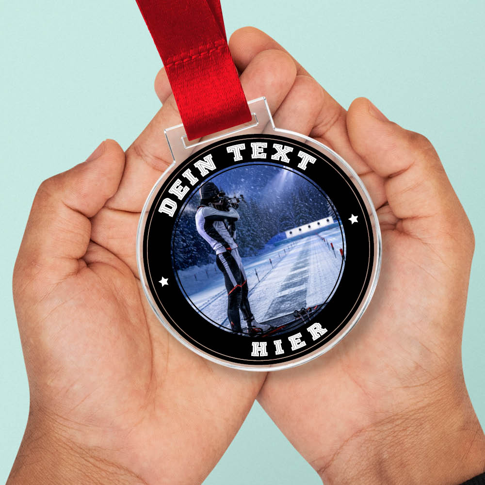 Signature Medaille Biathlon Schießen in Händen als Größenvergleich