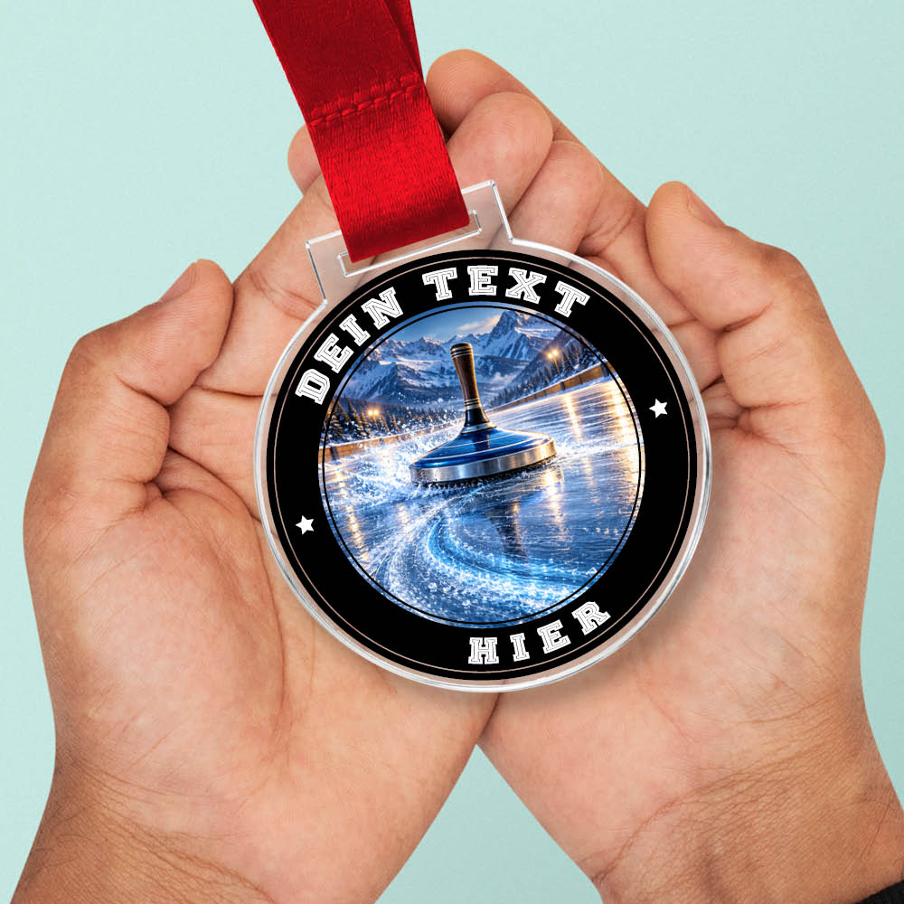 Signature Medaille Eisstock in Händen als Größenvergleich