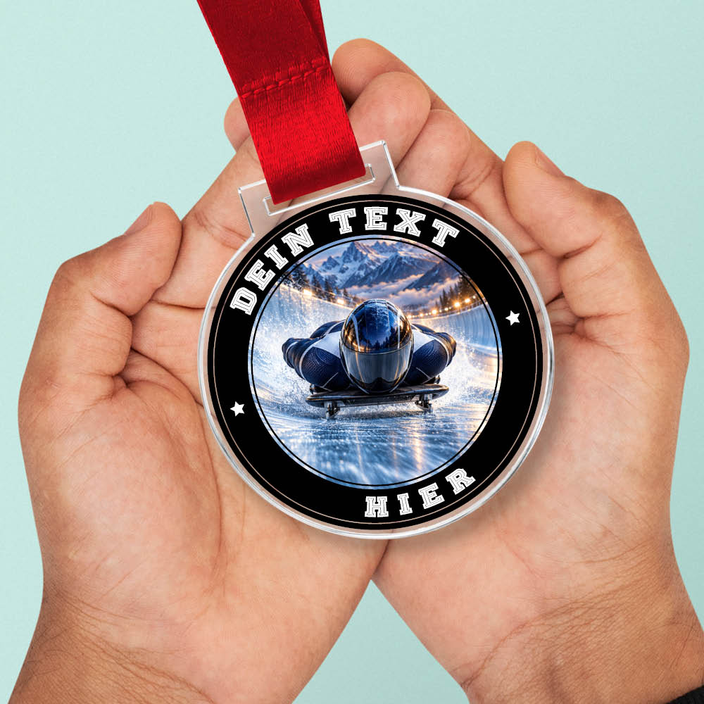 Signature Medaille Rodeln in Händen als Größenvergleich