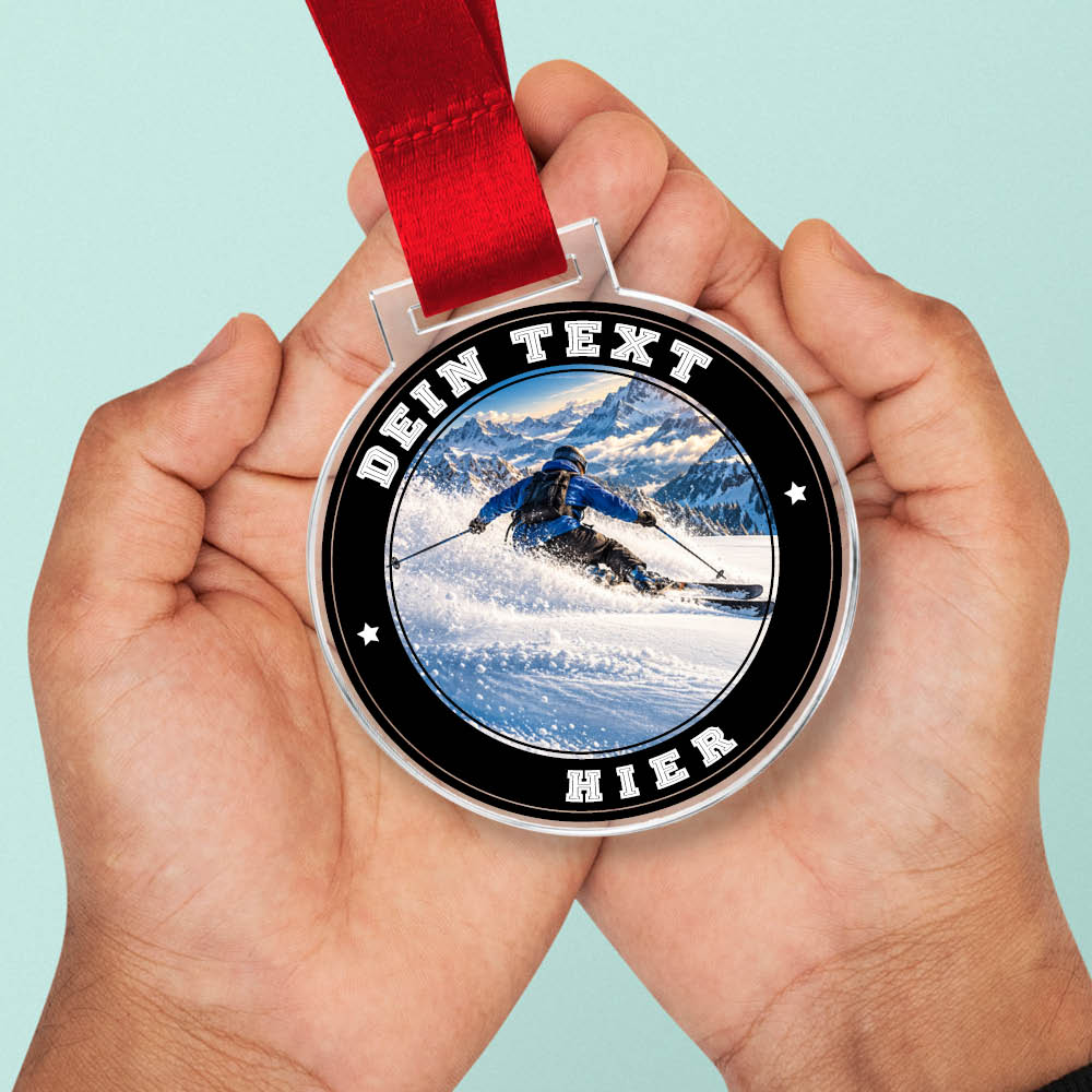 Signature Medaille Ski Freestyle in Händen als Größenvergleich