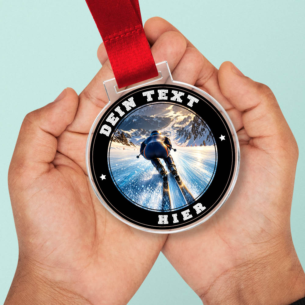 Signature Medaille Skilanglauf Wettkampf in Händen als Größenvergleich