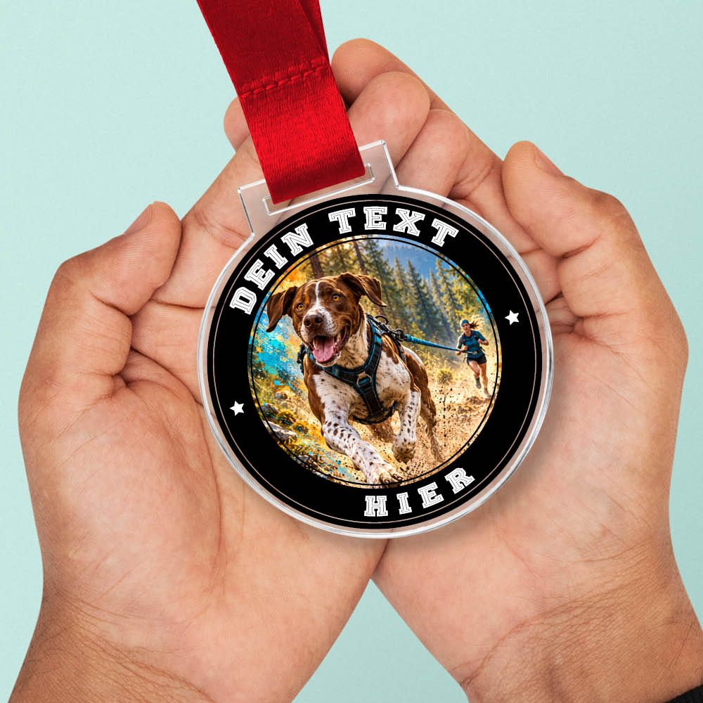 Signature Medaille Canicross in Händen als Größenvergleich