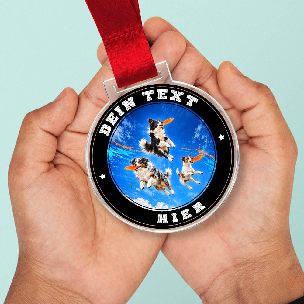 Signature Medaille Dog Frisbee in Händen als Größenvergleich
