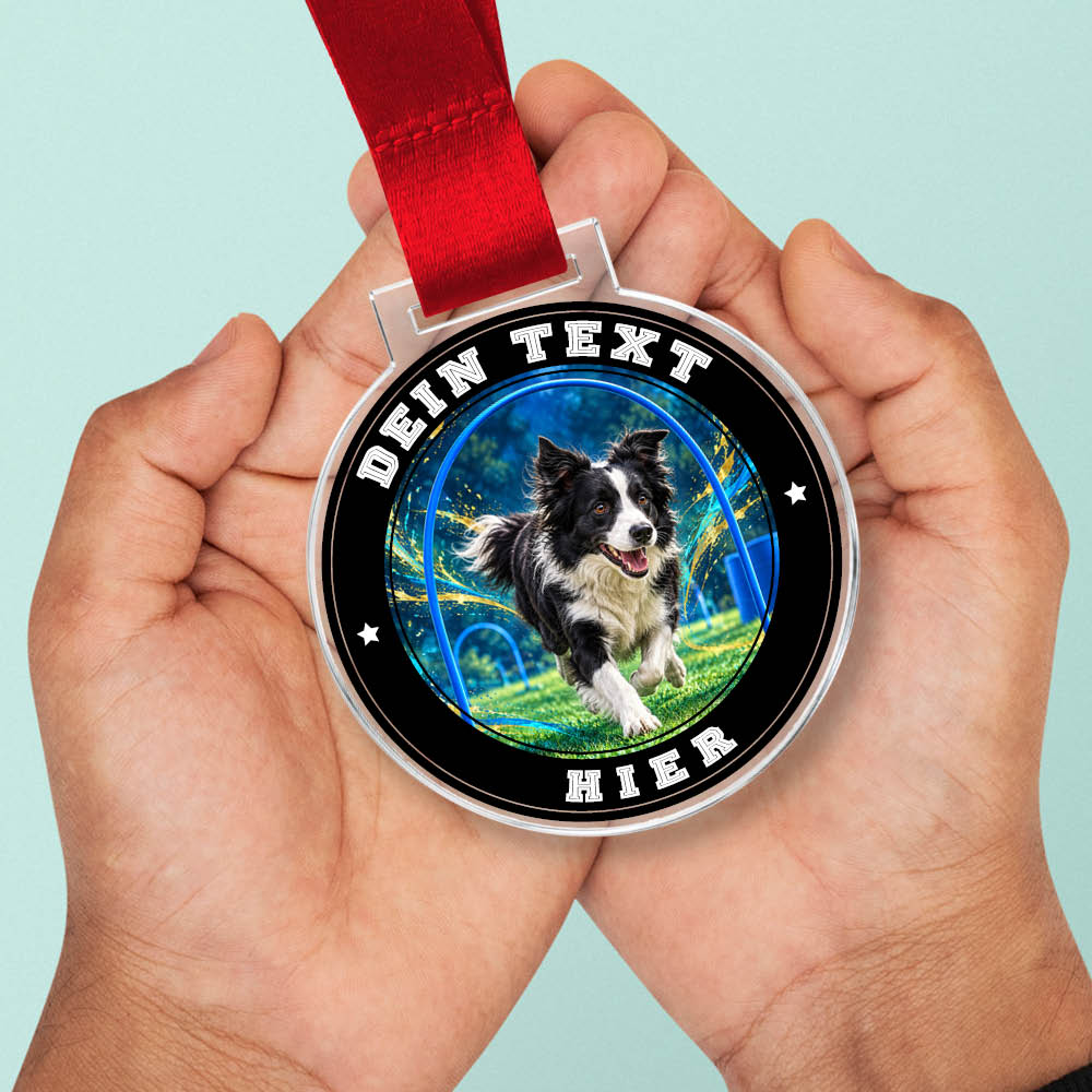 Signature Medaille Hoopers in Händen als Größenvergleich