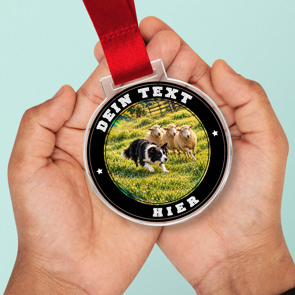 Signature Medaille Hütehundsport in Händen als Größenvergleich