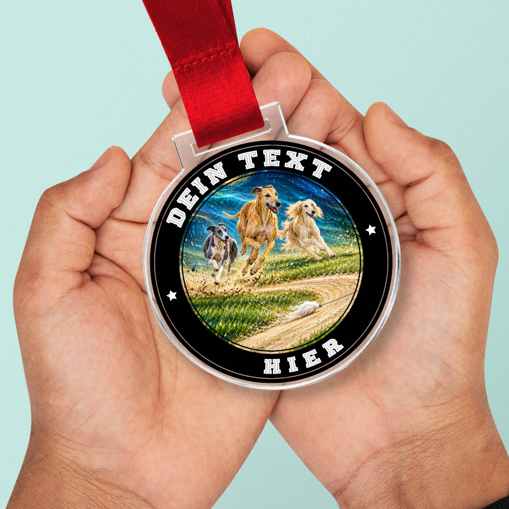 Signature Medaille Windhundrennen in Händen als Größenvergleich