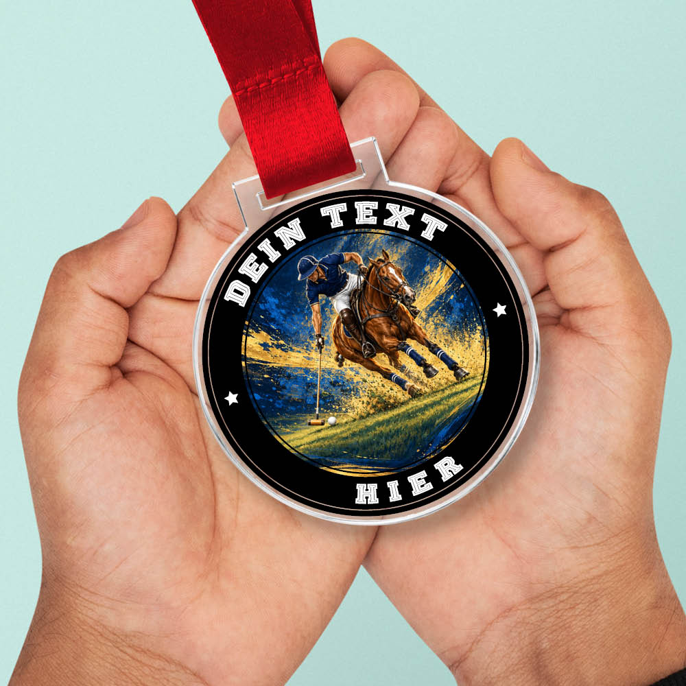 Signature Medaille Polo in Händen als Größenvergleich