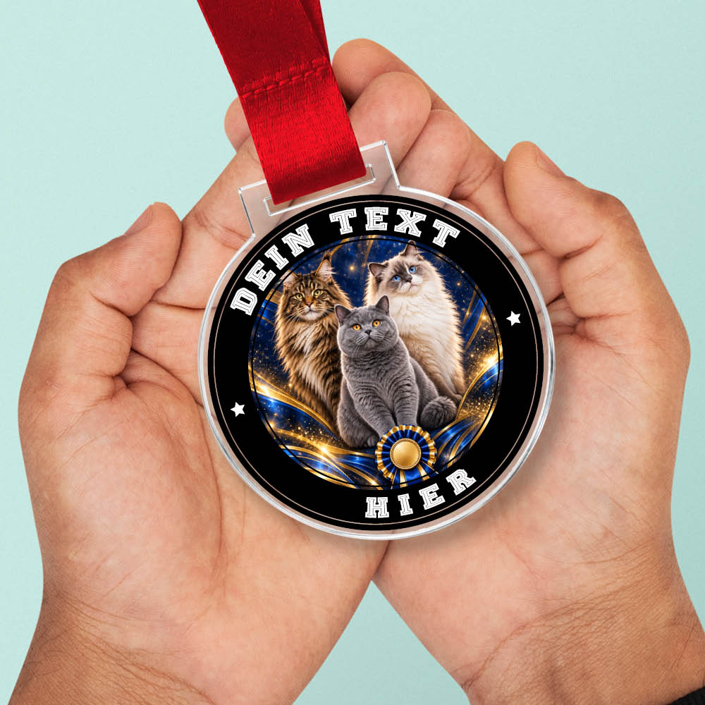 Signature Medaille Katzenausstellungen in Händen als Größenvergleich