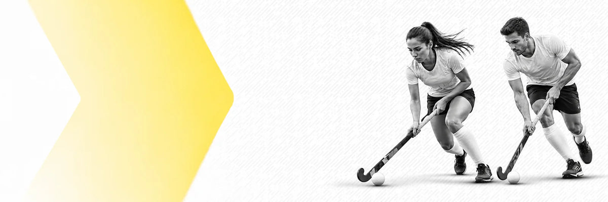 Feldhockeyspielerin und Feldhockeyspieler mit Schlägern und Bällen vor gelbem Chevron