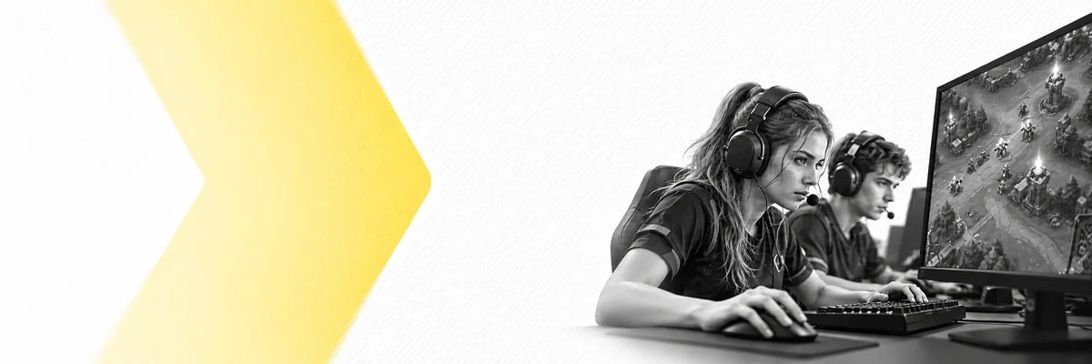 MOBA-Team mit Headsets und Gaming-PC vor hellgrauem Hintergrund mit gelbem Chevron