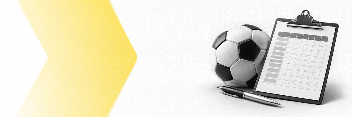Tippspiel mit Fußball, Tippzettel und Stift vor gelbem Chevron