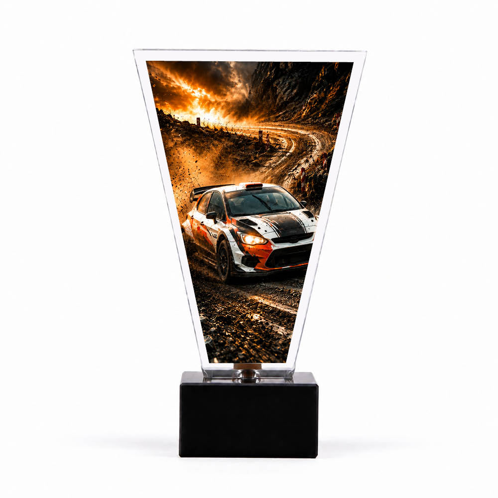 Signature Glaspokal für Rallye mit dynamischem Motorsportmotiv
