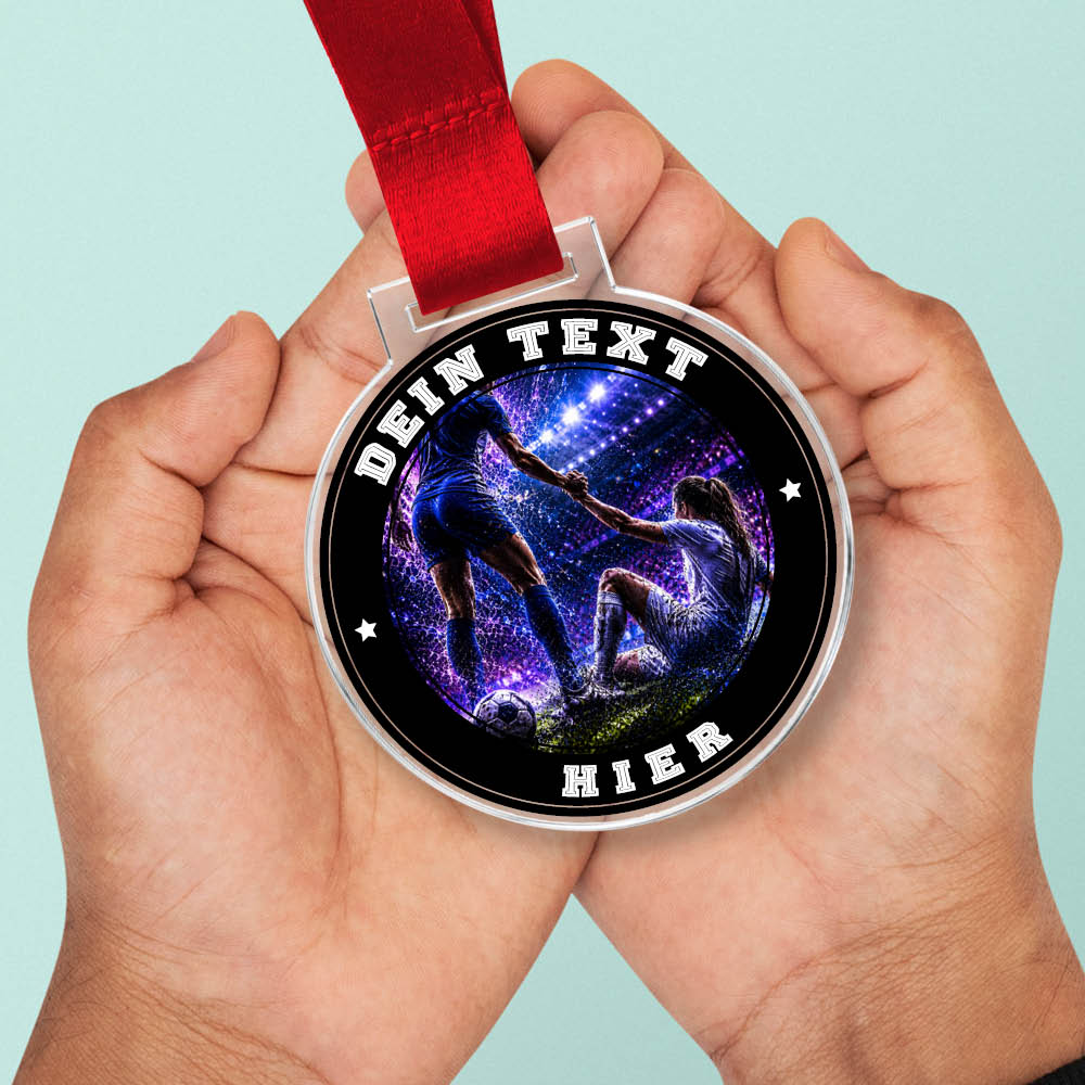 Signature Medaille Fairplay Weiblich in Händen als Größenvergleich