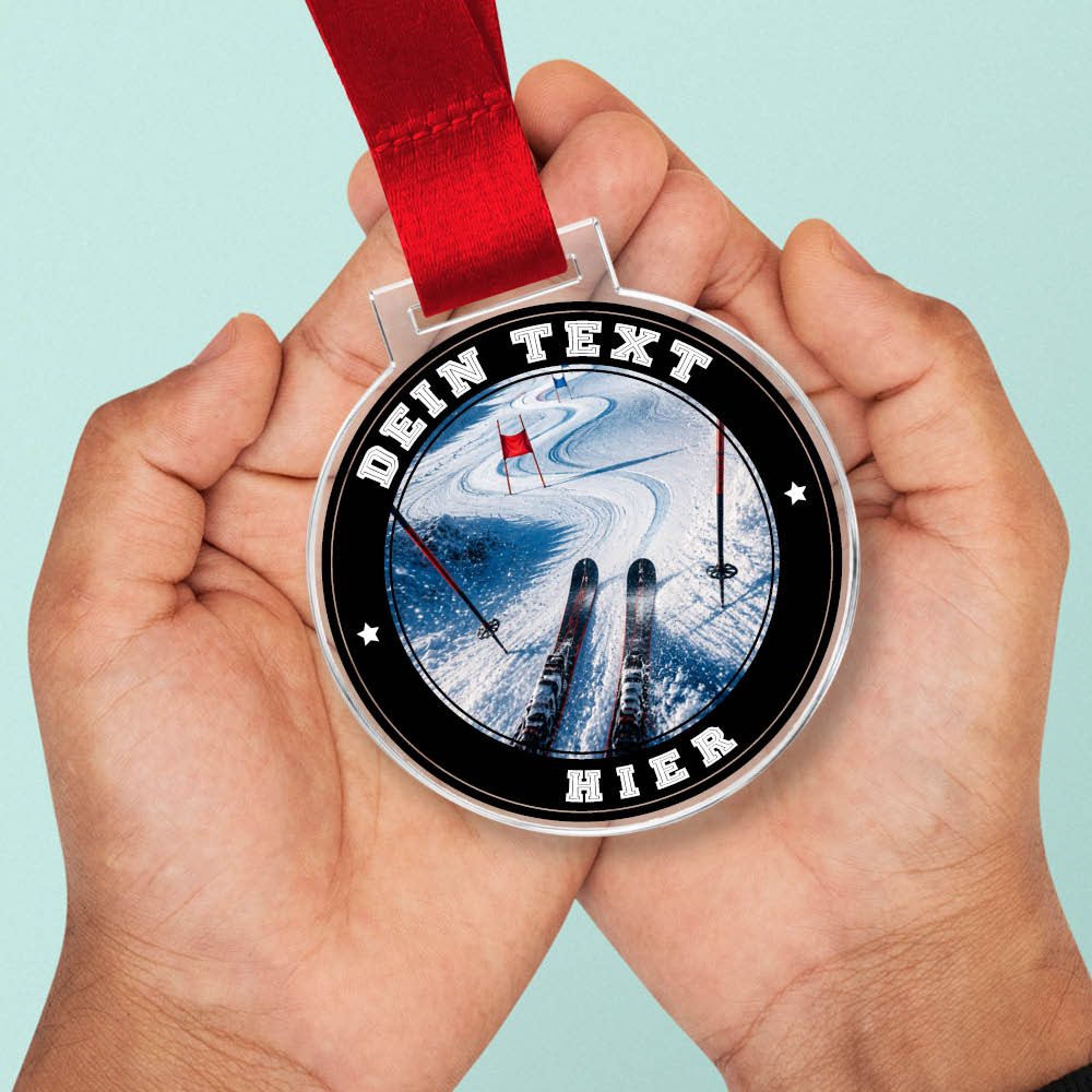 Signature Medaille Skipiste in Händen als Größenvergleich