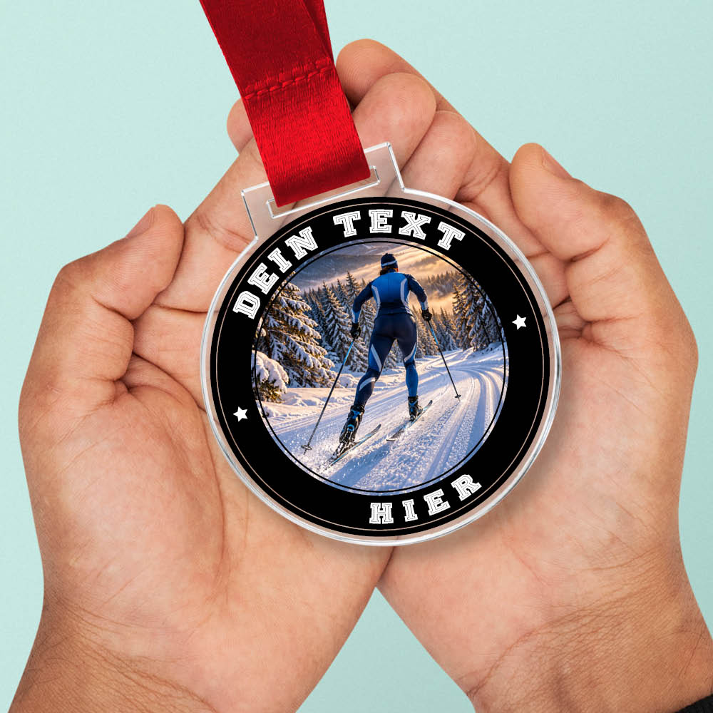 Signature Medaille Skilanglauf in Händen als Größenvergleich