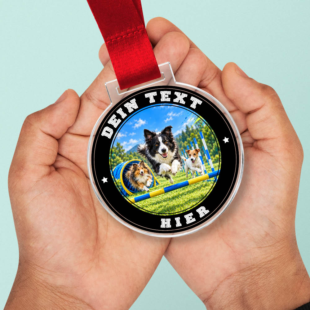 Signature Medaille Agility in Händen als Größenvergleich
