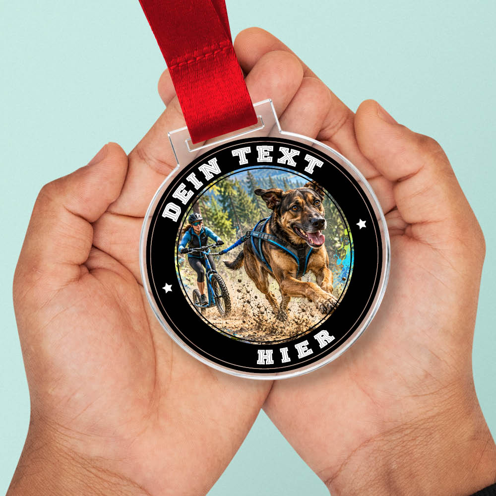 Signature Medaille Dogscooter in Händen als Größenvergleich