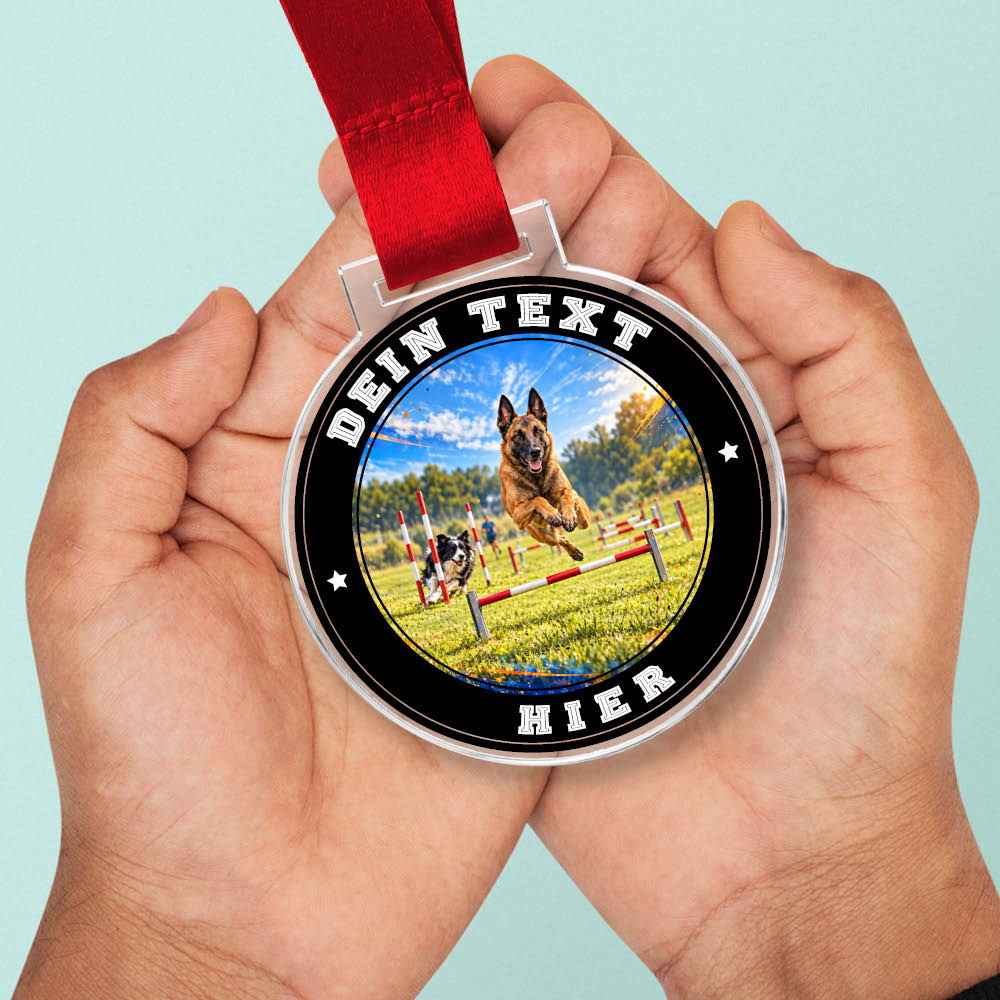 Signature Medaille Turnierhundesport Vierkampf CSC in Händen als Größenvergleich
