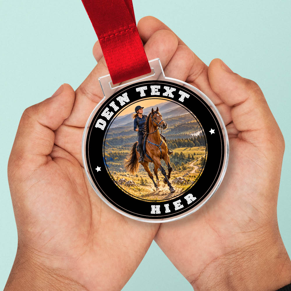 Signature Medaille Distanzreiten in Händen als Größenvergleich
