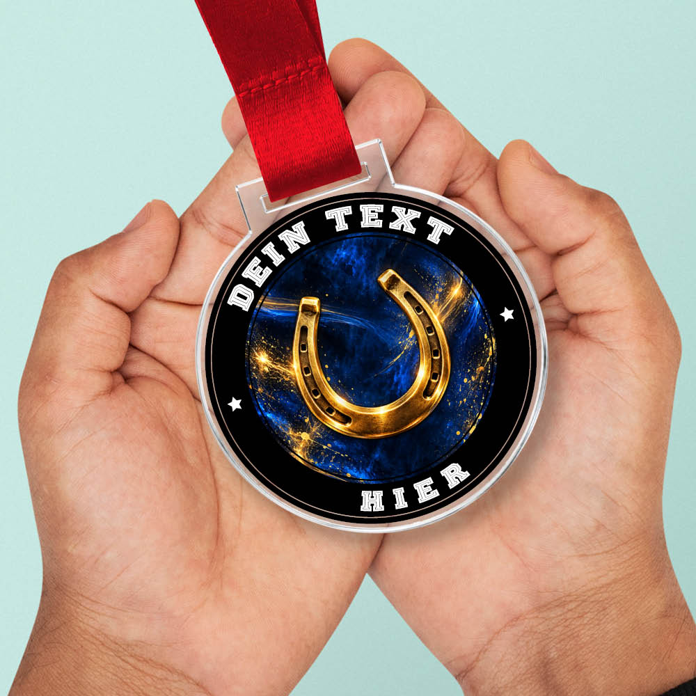 Signature Medaille Goldenes Hufeisen in Händen als Größenvergleich