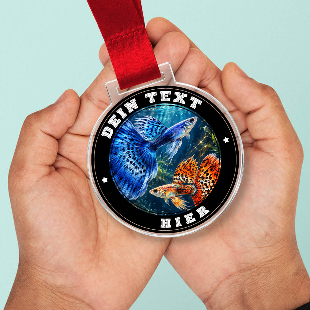 Signature Medaille Guppy-Ausstellung in Händen als Größenvergleich