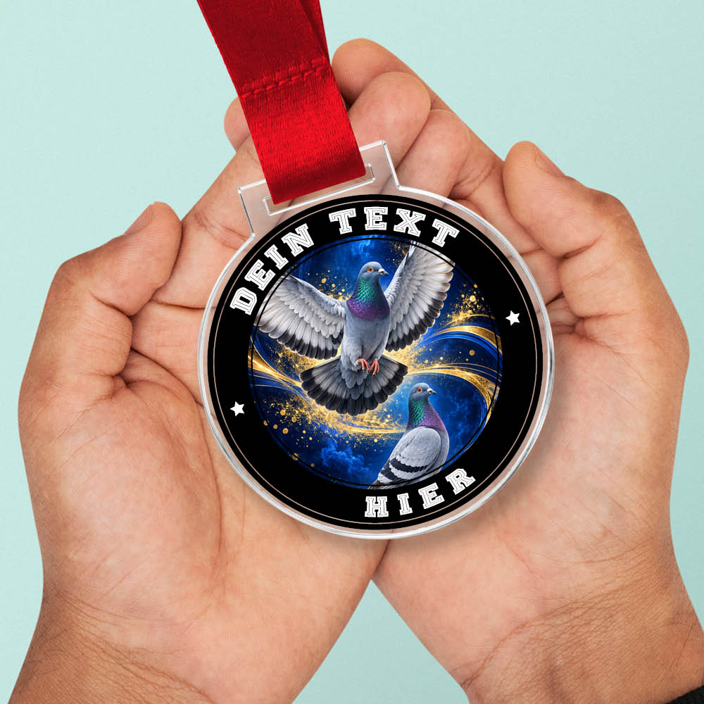 Signature Medaille Tauben in Händen als Größenvergleich