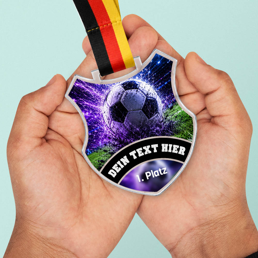 Wappen Medaille Fußballspielerin in Händen als Größenvergleich