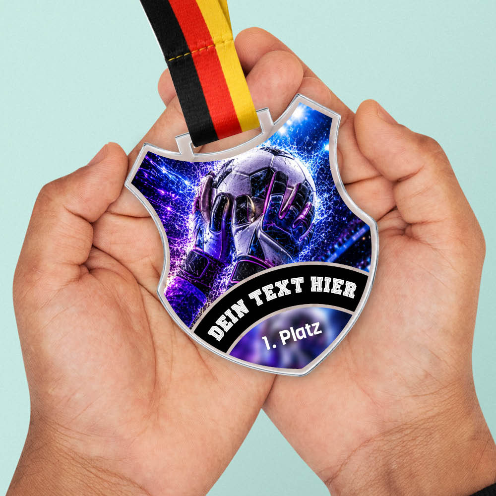 Wappen Medaille Beste Torhüterin in Händen als Größenvergleich