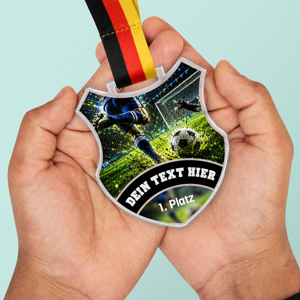 Wappen Medaille Bester Torschütze in Händen als Größenvergleich